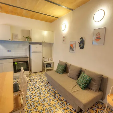Charming 2bedroom Townhouse Center Kbut1-1 شقة *